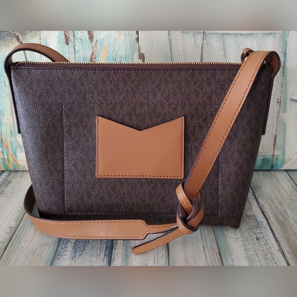 ***SOLD***MICHAEL KORS MK JET SET TRAVEL CROSSBODY LITE-WEIGHT BAG - Picture 2 of 11